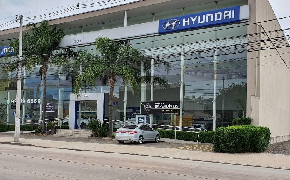 Fachada de vidro da concessionária CAOA Hyundai em Porto Alegre